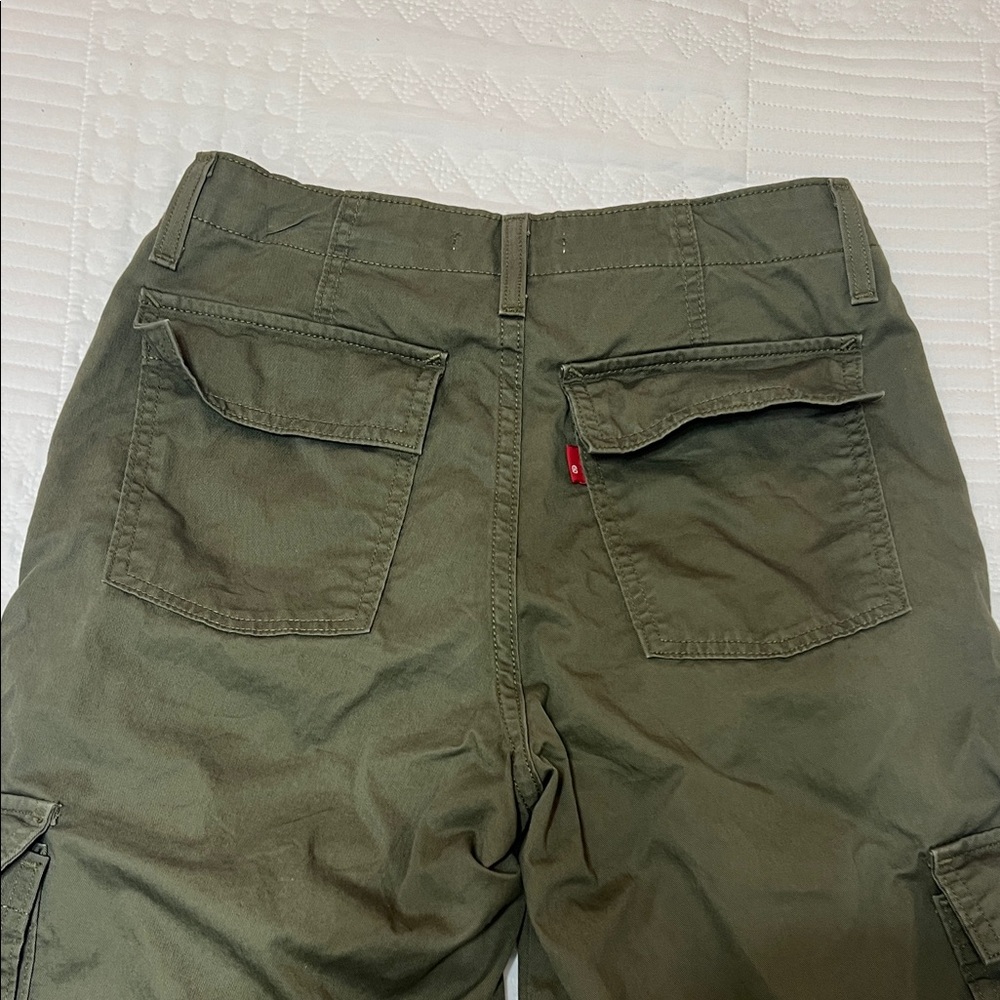 Levi's Women's Olive Straight Cargo Pants - Picture 10 of 11